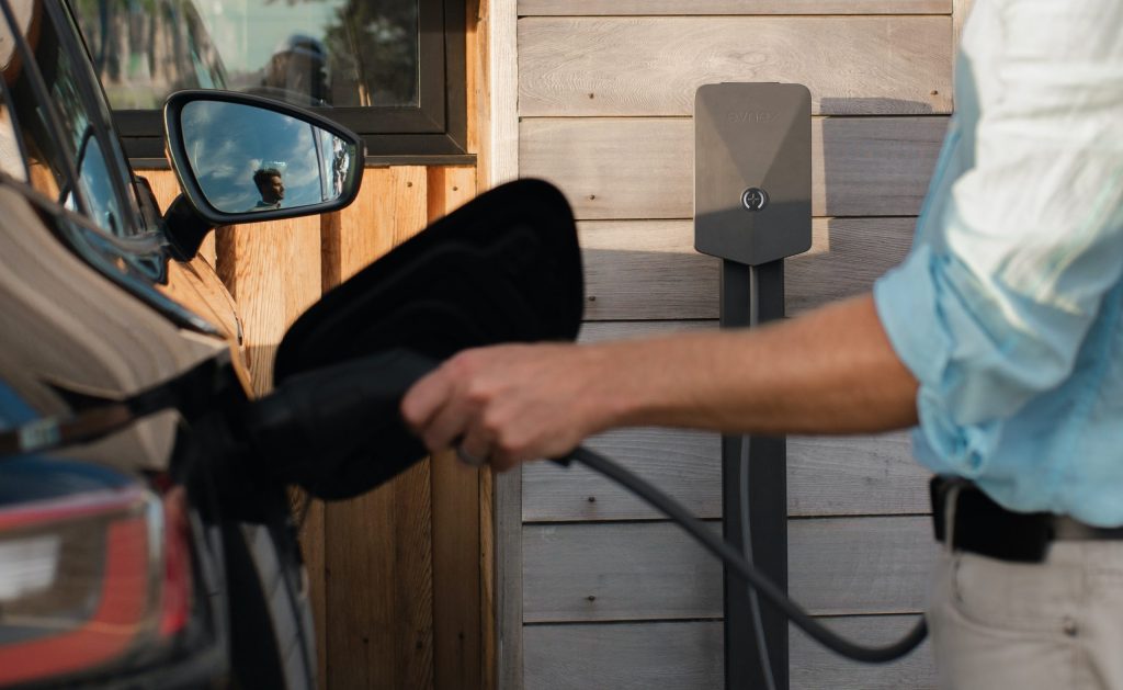 Quels Avantages d&rsquo;Investir dans une Borne de Recharge à Domicile
