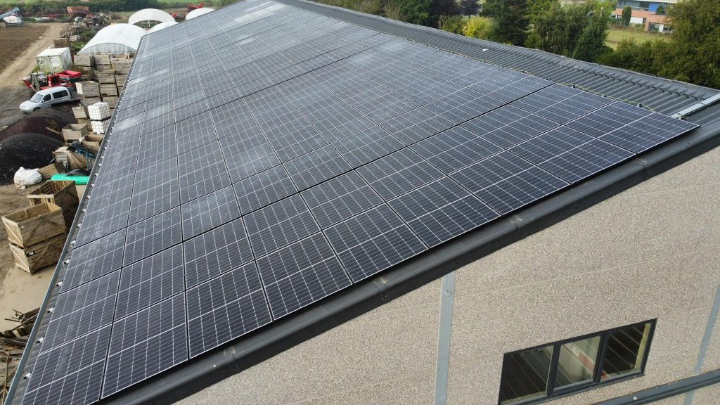 Pose panneaux solaires toiture professionnelle