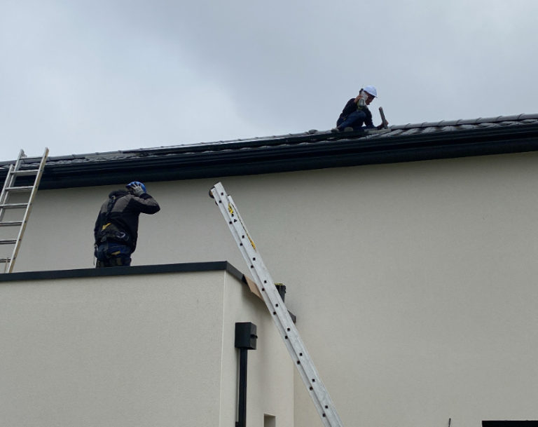 Technicien pose panneaux solaires toiture